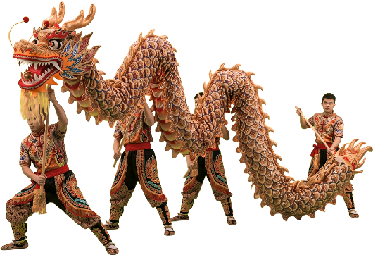 Cuatro bailarines con trajes tradicionales sostienen y realizan la danza del gran dragón dorado