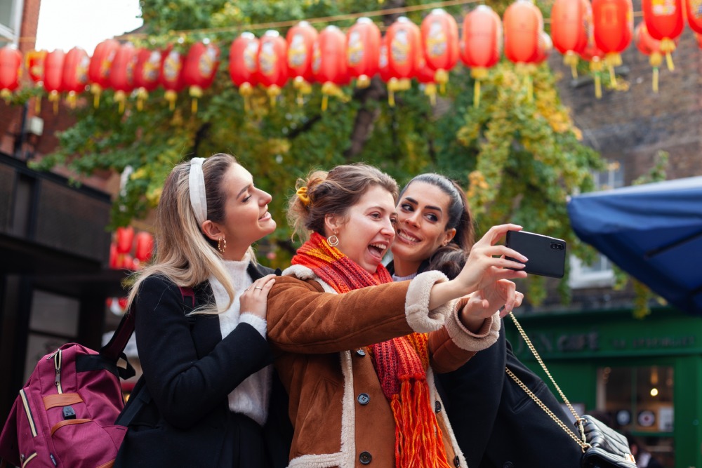 Tres amigas felices se tomas una selfie en las calles de China